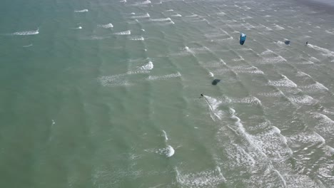 De-Arriba-Ojo-De-Pájaro-Dron-Seguimiento-Aéreo-Kite-Surfista