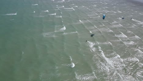 Overhead-Vogelperspektive-Drohne,-Luftverfolgung,-Kitesurfer