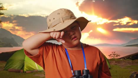 niño explorador al atardecer