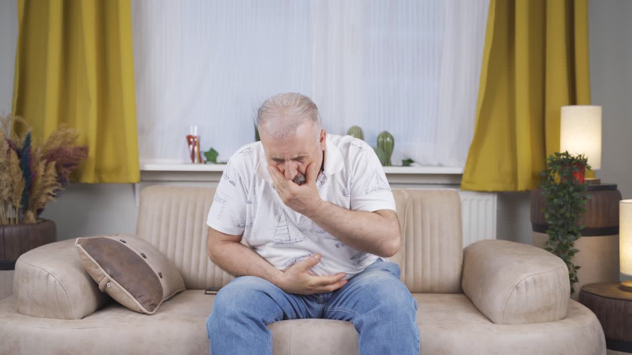 un anciano con náuseas.