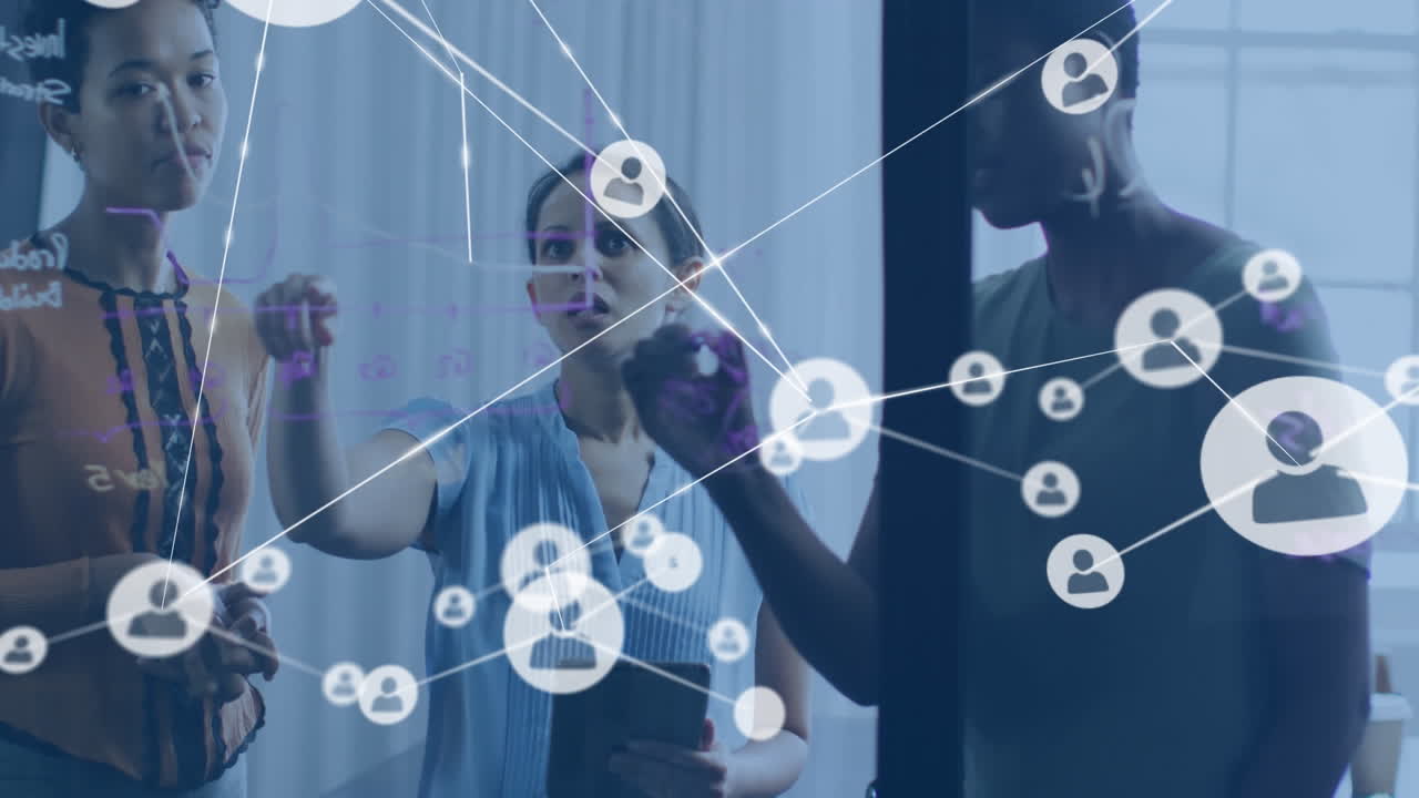 animación de una red de iconos de perfil sobre tres mujeres diversas discutiendo sobre una tabla de vidrio en la oficina.
