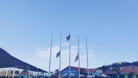 bandera de st thomas virgin island y ee.uu. ondeando en la encuesta en el puerto de st thomas virgin island | bandera de st thomas ondeando a media asta para honrar a las víctimas de la tragedia video de fondo en 4k