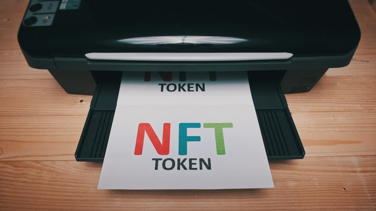 impresión de tokens nft, inscripción en una hoja blanca de papel impresa por una impresora a reacción