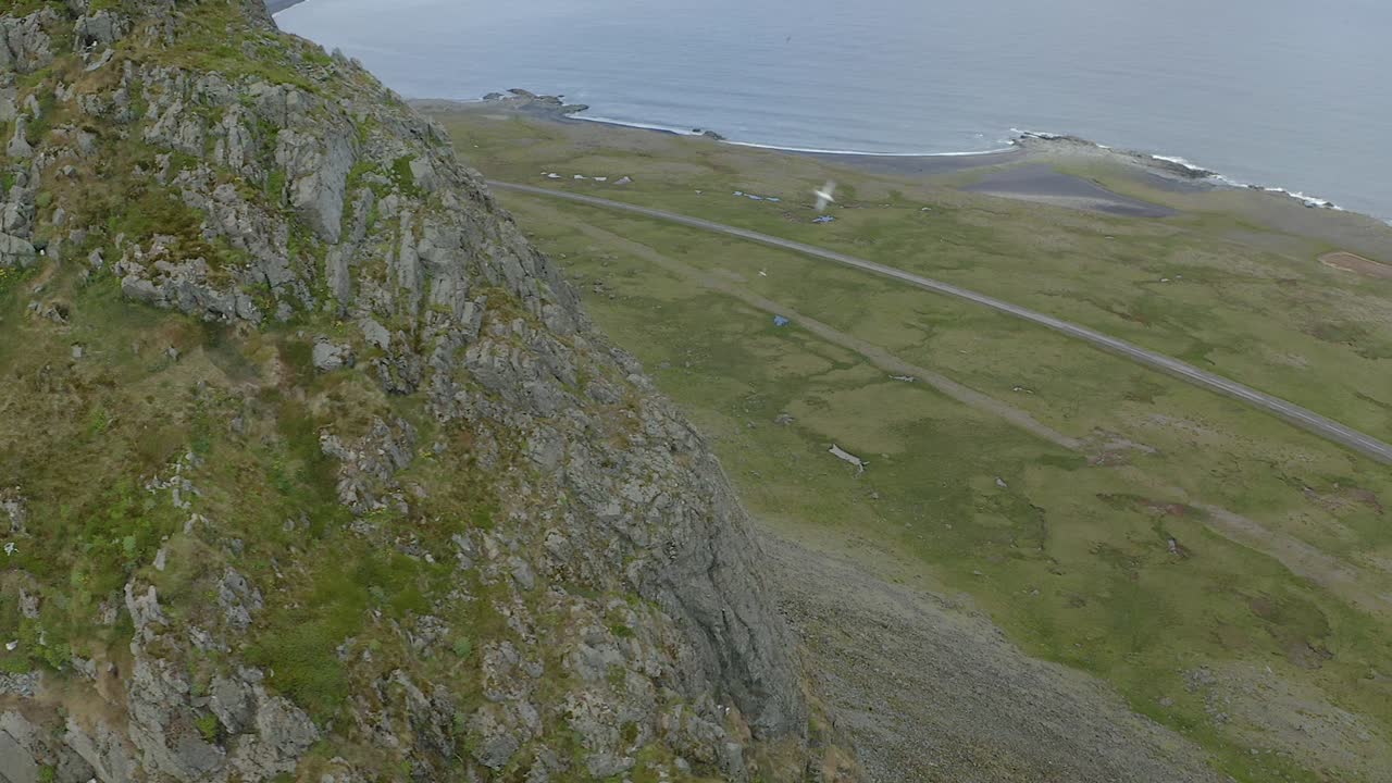 гора эйстрахорн крупным планом, скалистое зеленое побережье раскрытия