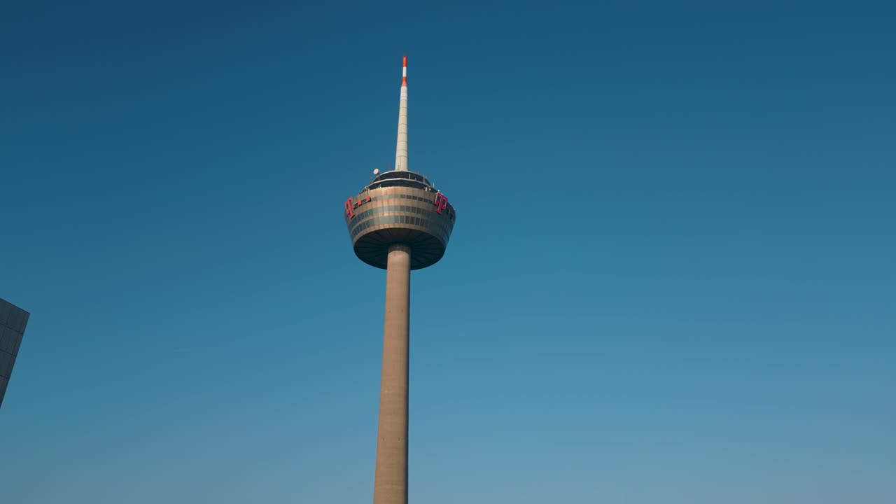 낮에 쾰른 tv 타워의 오름차순 드론 샷 - 공중 드론 뷰: 푸른 하늘이 있는 상징적인 랜드마크의 멋진 영상 - 독일, 2023년 쾰른