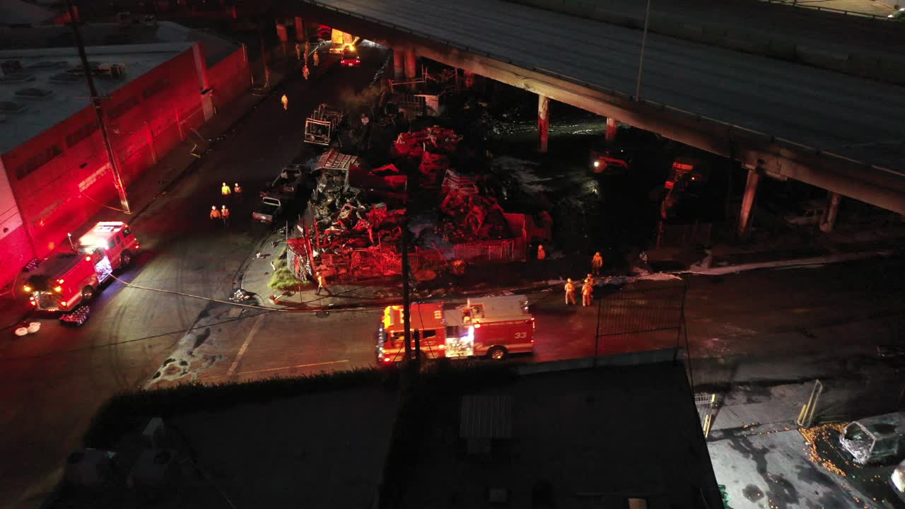 소방차가 큰 화재 현장에 도착합니다.