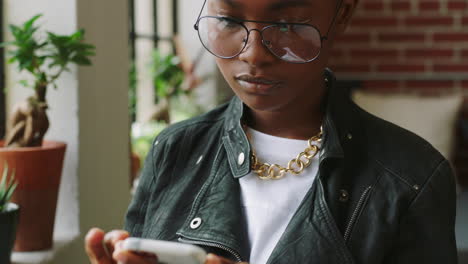 Black-woman,-phone-and-social-media-with-glasses