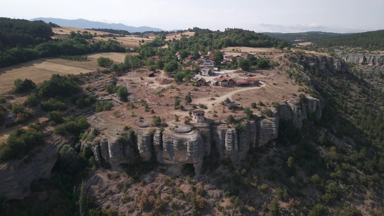 Ripresa drone 4K a 10 bit che rivela, volando sopra il bordo di una scogliera, l'osservatorio Crystal Glass Terrace e un villaggio remoto a Safranbolu, Turchia.
