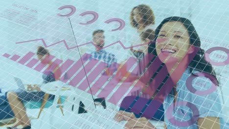 animación del procesamiento de datos estadísticos contra una mujer asiática sonriendo en la oficina