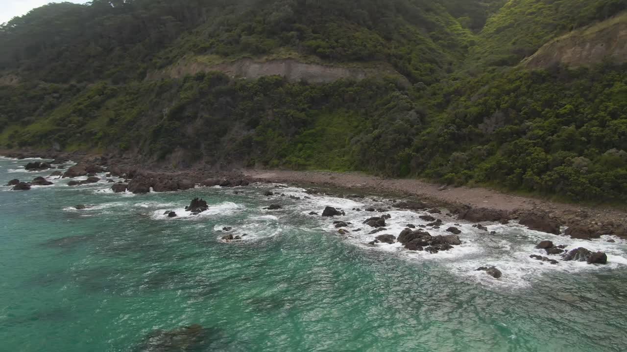 Costa rochosa aérea 4K do sul da Austrália - Plano de drone em acompanhamento