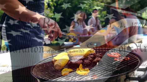 familia caucásica haciendo barbacoa con nosotros ondeando banderas y declaración de independencia en primer plano