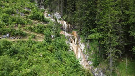 Epische-Luftaufnahme-Der-österreichischen-Alpen,-Almhütte-Lofer