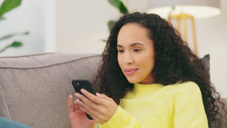 Woman-with-smile,-smartphone