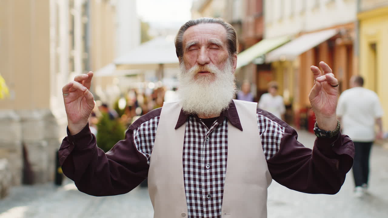 닫힌 눈으로 하나님께 기도하는 노인의 초상화, 밖에서 축복, 도움, 용서를 구합니다.