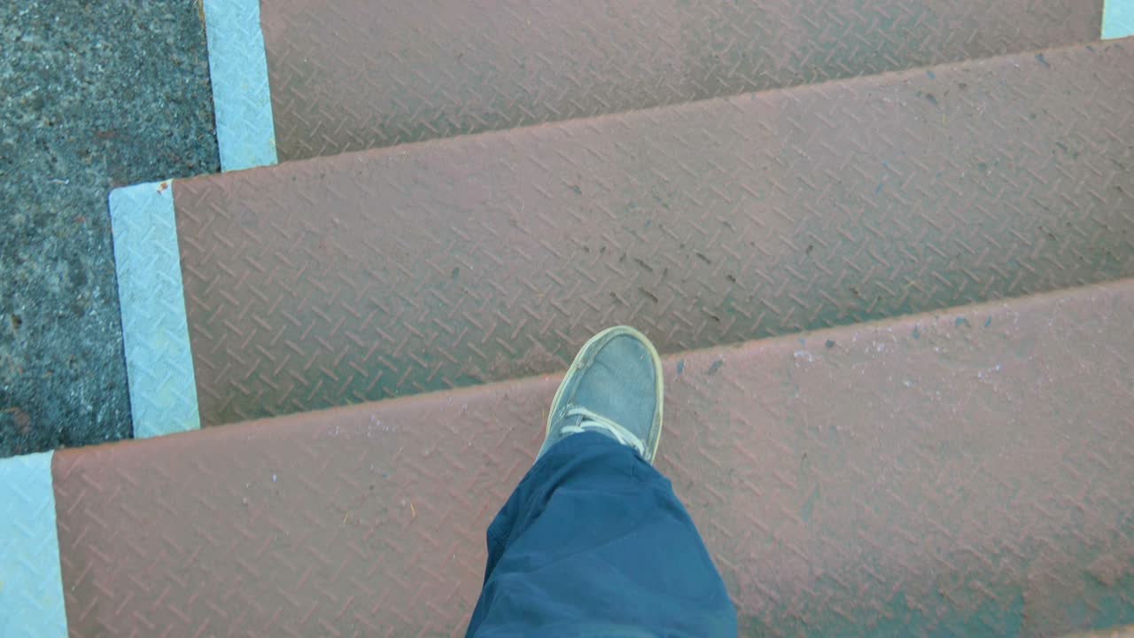 caminando por las escaleras en zapatos grises en japón