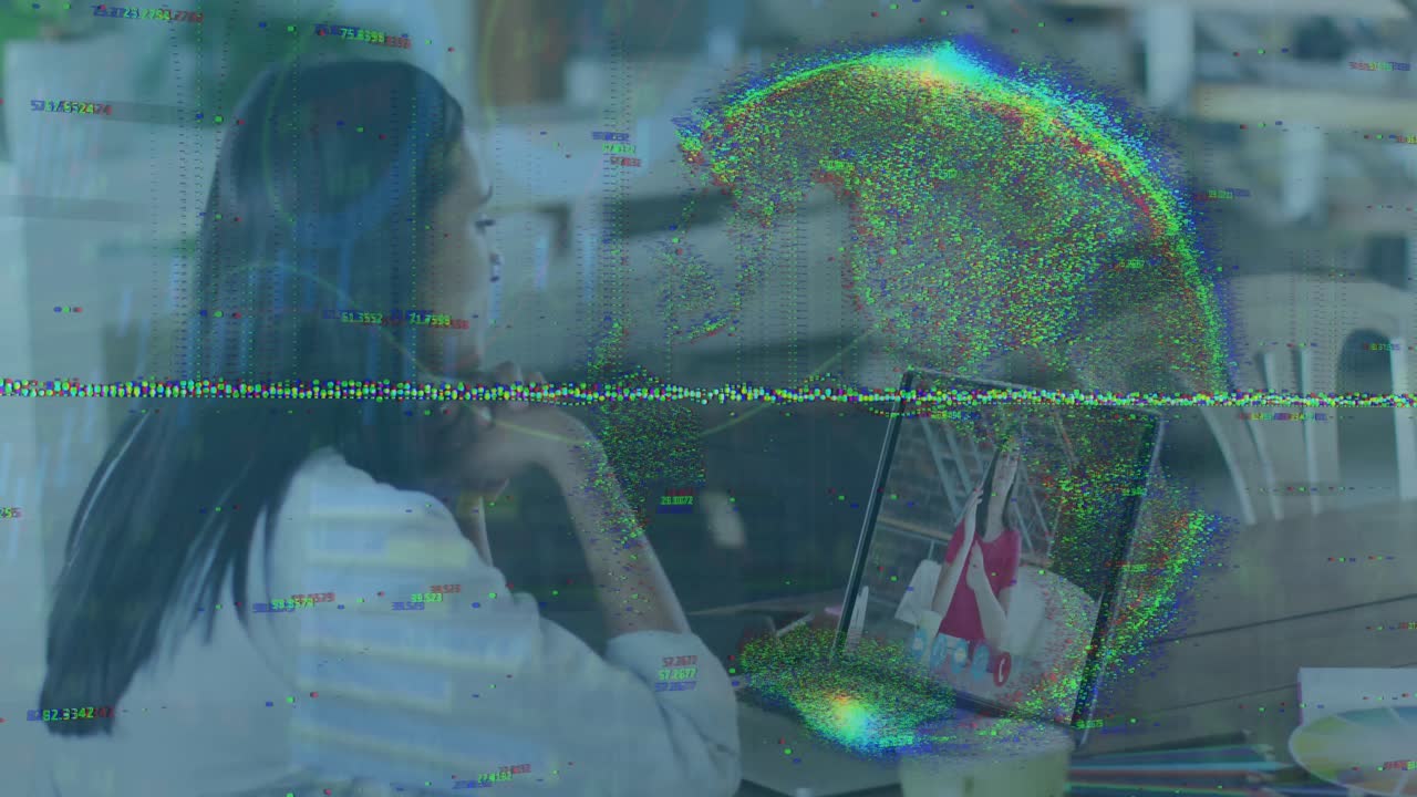 animación de interfaz digital sobre mujeres biraciales usando computadora portátil