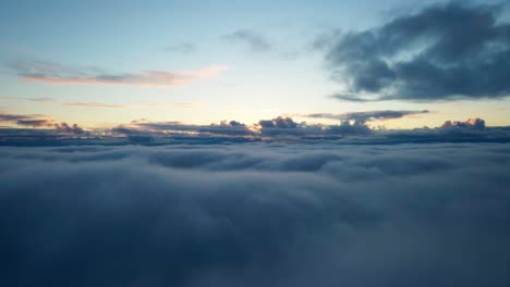 Mostrando-Un-Increíble-Amanecer-Sobre-Las-Nubes-Y-El-Sol-Asomándose-A-Través-De-Las-Nubes