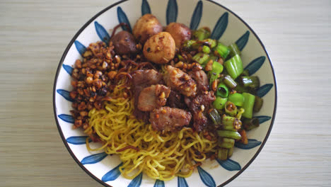 fideos de huevo secos con cerdo y albóndigas - estilo de fideos tailandeses