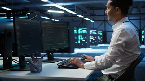 ingeniero que supervisa el centro de datos, haciendo mejoras de rutina