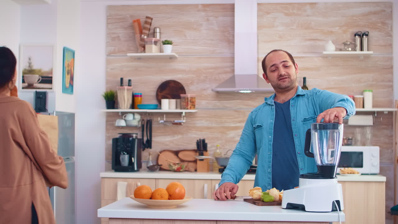 hombre mezclando frutas para batido