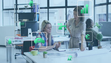 animación de iconos de ecología sobre diversos colegas discutiendo el trabajo en la oficina