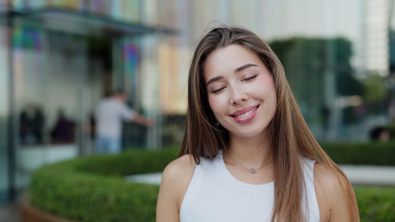 retrato de una mujer sonriente al aire libre