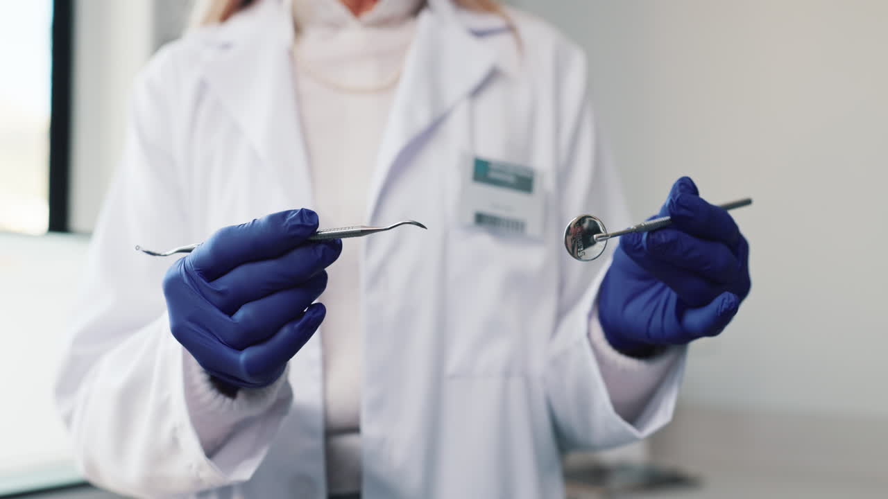 dentista segurando ferramentas dentárias
