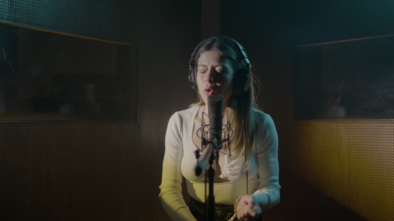 음악 스튜디오에서 일하는 아름다운 여성 가수