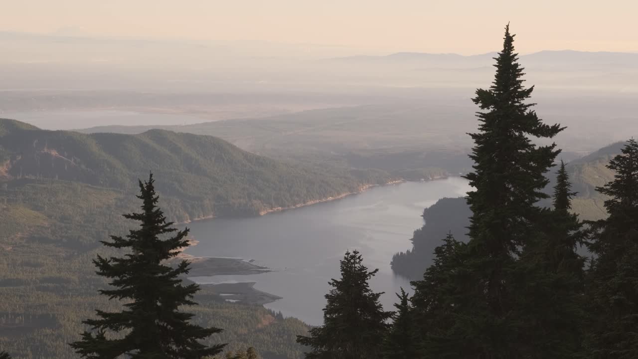 Pemandangan Danau Cushman dan Hood Canal dari puncak di pegunungan Olympic saat matahari terbenam.