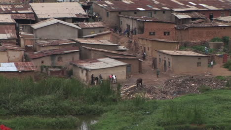 zoomout desde un barrio residencial en kigali ruanda