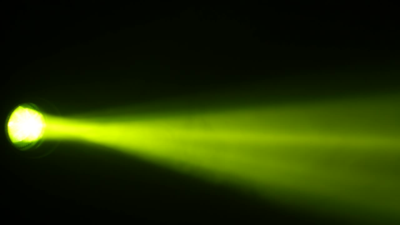 un reflector se vuelve en rayos multicolores