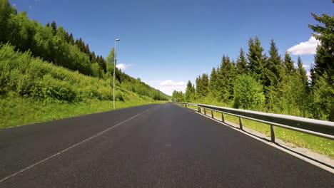 conducir un coche en una carretera en vueltas de tiempo de noruega