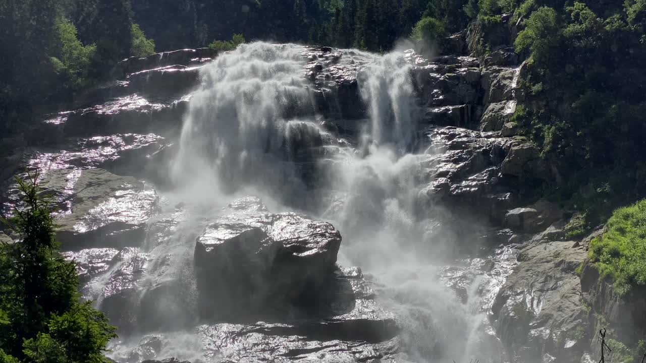 cerca de las cataratas gigantes de grawa en el valle de stubai en austria con un clima soleado y con algunas personas