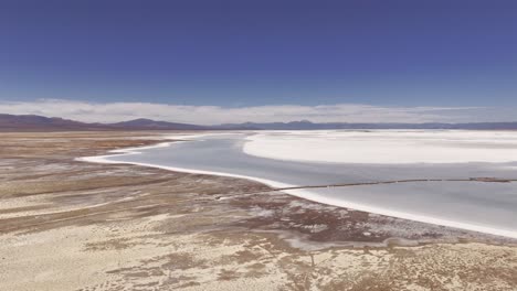 Drone-Aéreo-Panorámico-Sobre-La-Calzada-De-La-Ruta-52-Cruzando-Las-Salinas-Grandes-De-Las-Provincias-De-Jujuy-Y-Salta,-Argentina