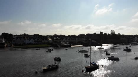 Vista-Aérea-Sobre-El-Río-Exe-Y-La-Ciudad-De-Topsham-Iluminada-Por-El-Sol-Brillante