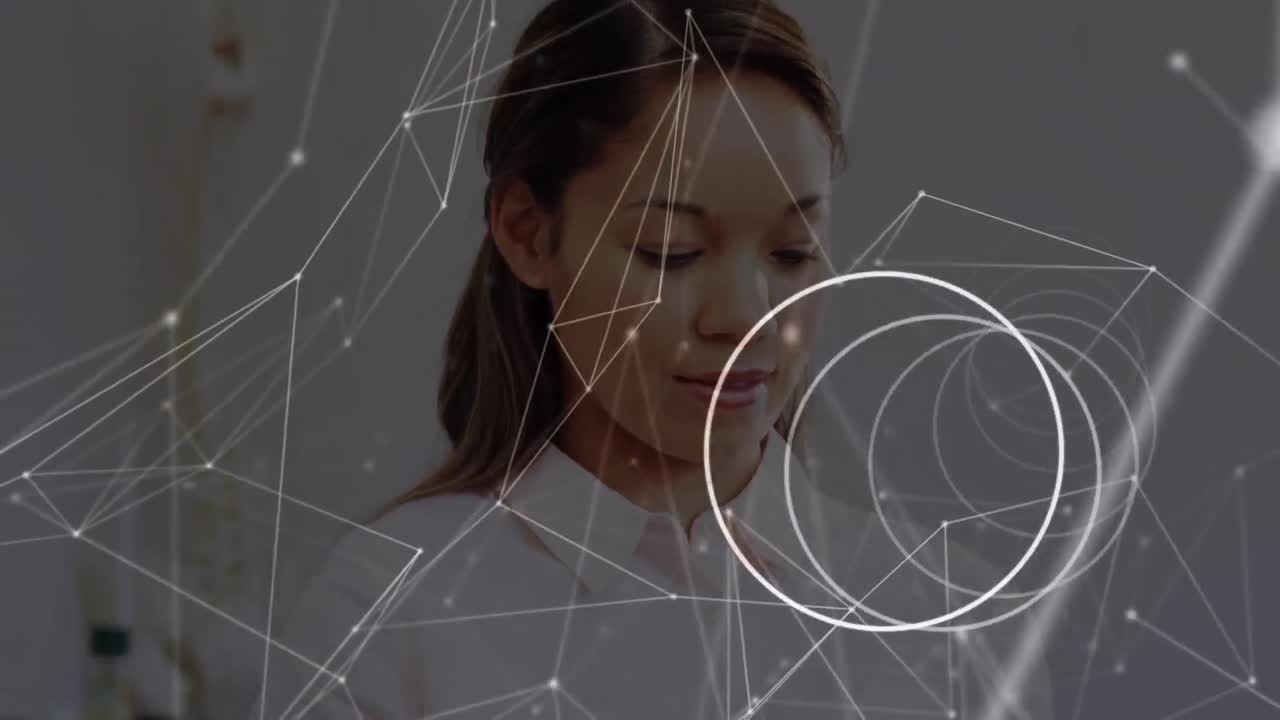 animación de la red de conexiones a través de una mujer médica biracial