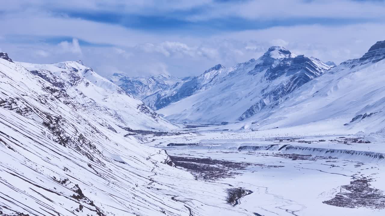 눈 인 산 계곡 풍경