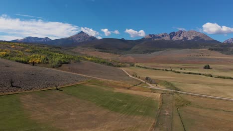 tierras agrícolas rocosas de colorado alpino alto a principios de otoño
