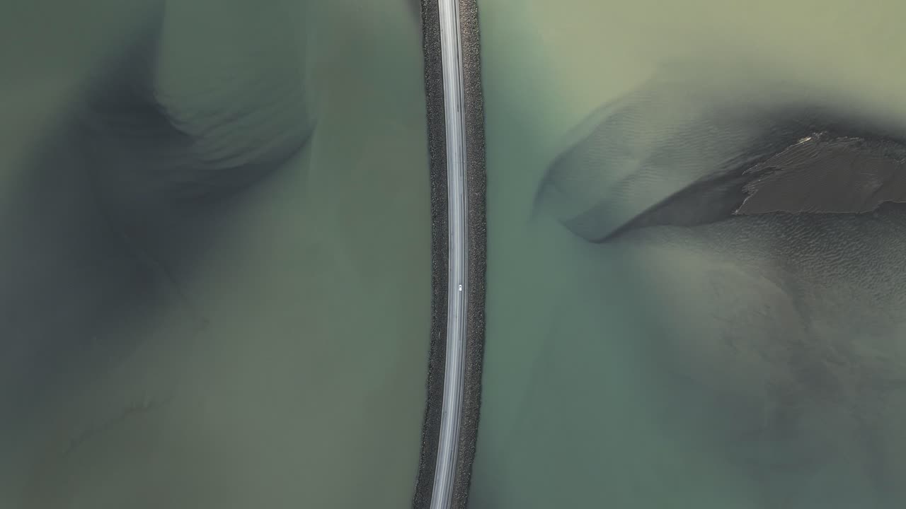 아이슬란드에서 바다를 가로지르는 가드네스 다리를 가로질러 가는 자동차, 공중에서 새의 눈으로 볼 수 있습니다.