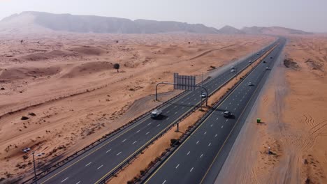 Lange-Autobahnstrecke-Durch-Die-Wüste-In-Dubai