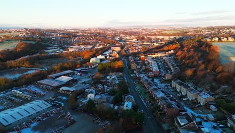 el amanecer en una mañana de invierno muy fría en yorkshire, reino unido