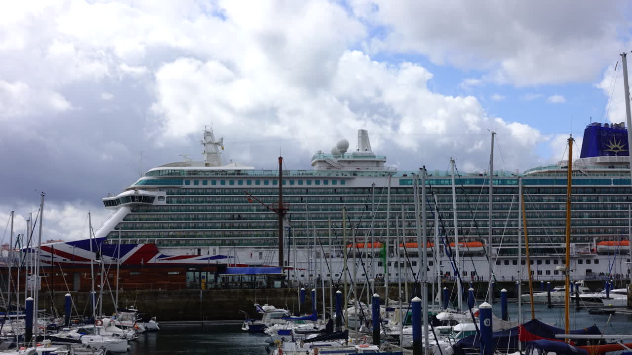 Krydstogtskibet og yachter i havn. Timelapse. Krydstogtskibet Britannia. La Coruña, den store by i det nordvestlige Spanien, feriestedet og havnen.