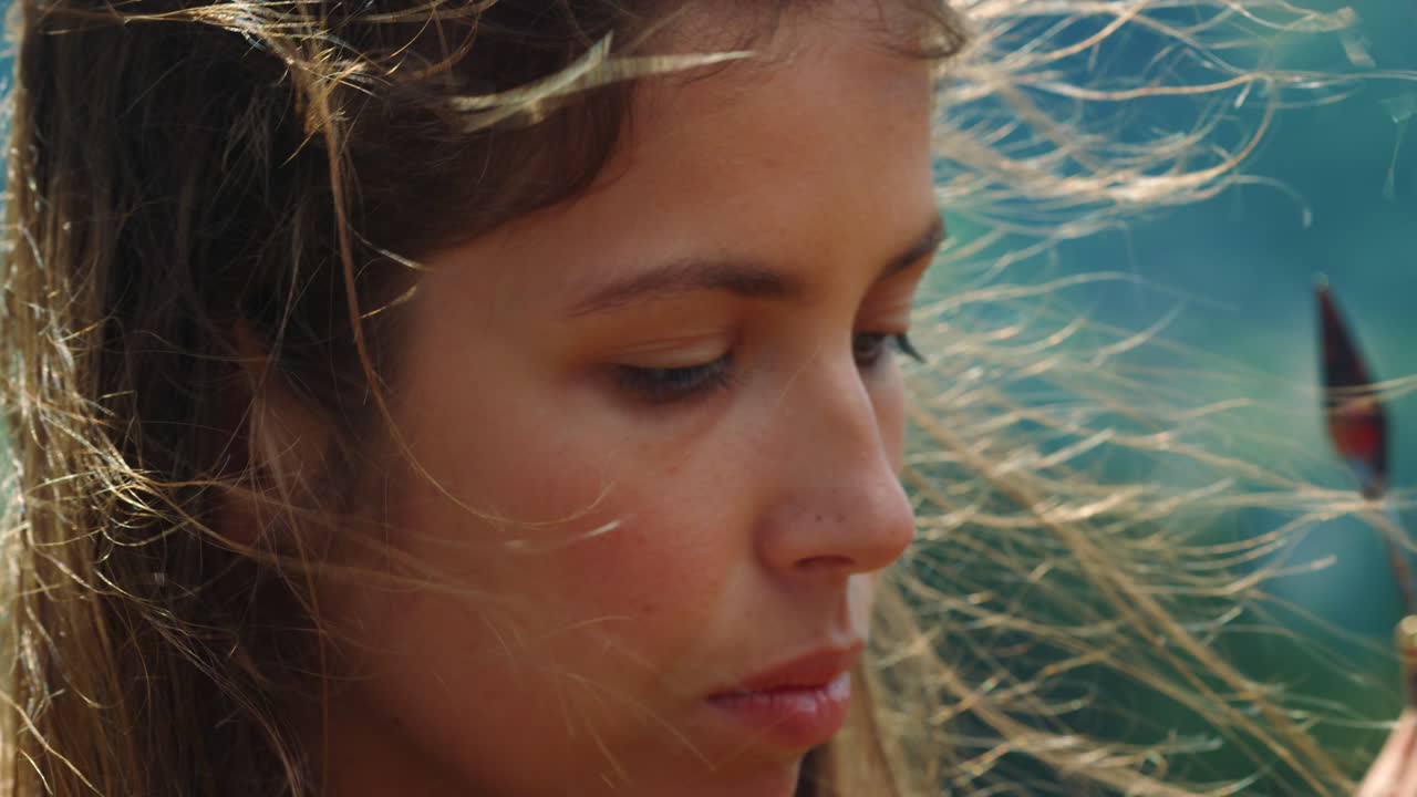 el retrato del pintor inspirado en un día ventoso. el artista talentoso sostiene brash en la mano