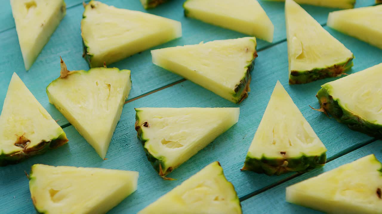 trozos de piña en el escritorio azul