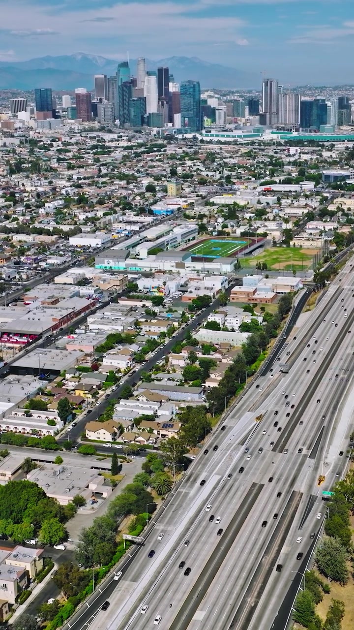Traffico autostradale su strada a Los Angeles, California