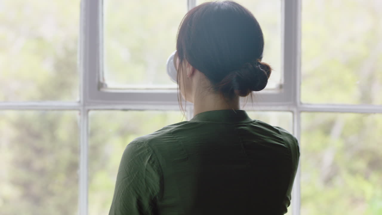 젊은 사업가 여성 관리자가 커피를 마시며 성공적인 기업가 라이프 스타일을 즐기고 있습니다. 레스토랑 소유자는 창문 밖으로 자신감을 가지고 있습니다. 앞서 계획하고 가게에 대한 아이디어를 모으고 있습니다.