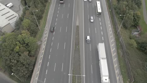 Vista-De-Drones-De-La-Concurrida-Autopista-M50-En-Dublín,-Irlanda-Durante-El-Día