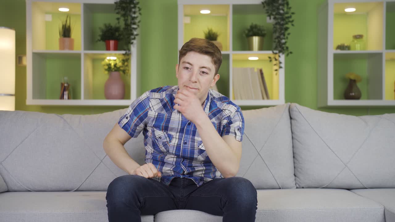 젊은이가 집에서 화를 내고 좌절하고 있습니다.