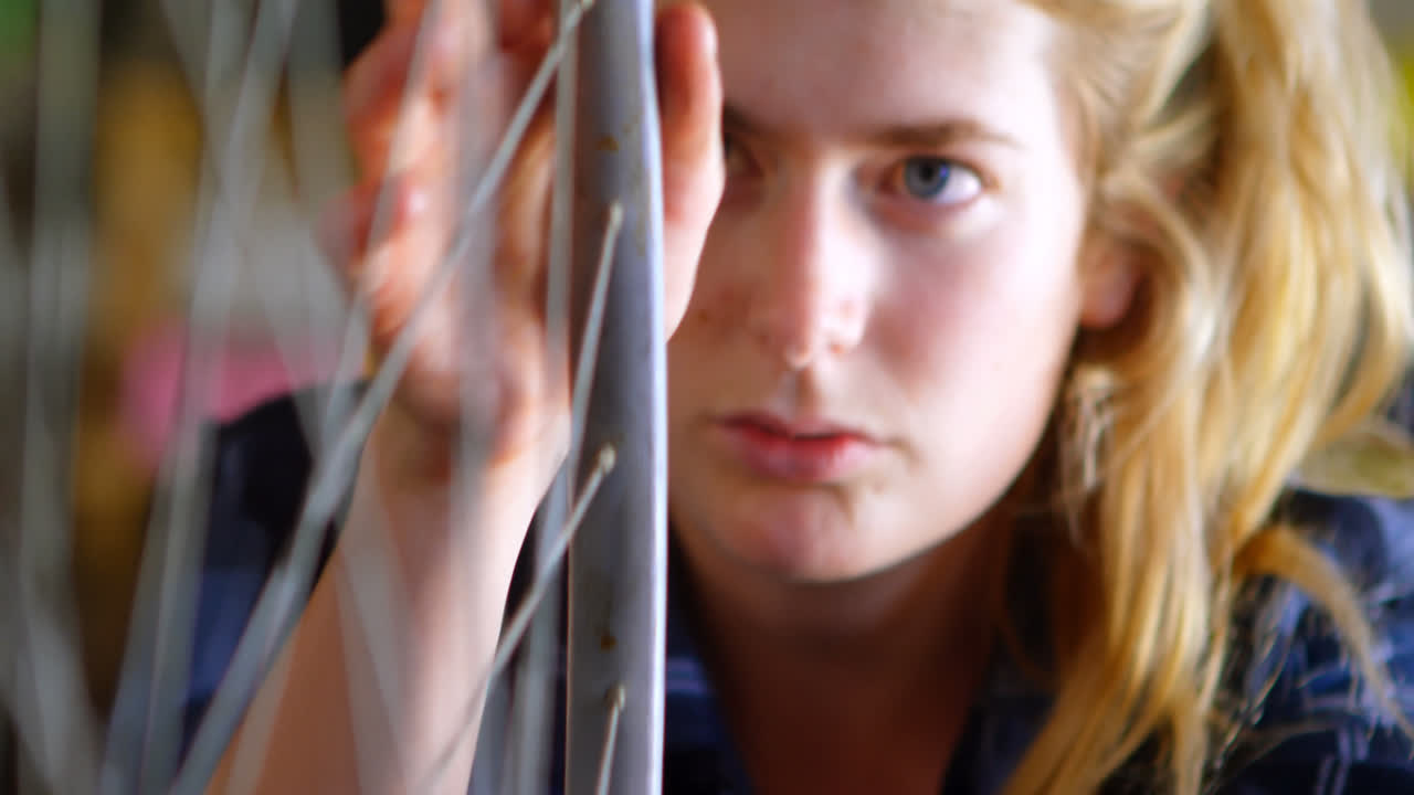 4k 워크 ⁇ 에서 자전거를 수리하고 확인하는 여성