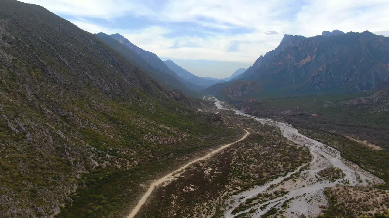 una vista impresionante del gran valle rodeado de montañas rocosas de la huasteca, monterrey en méxico